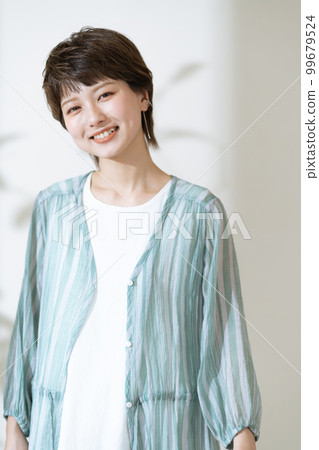 關注紫外線的年輕女性的美麗 99679524