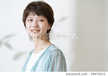 一位擔心紫外線的年輕女性的美麗肖像一位擔心紫外線的年輕女性肖像 99679525