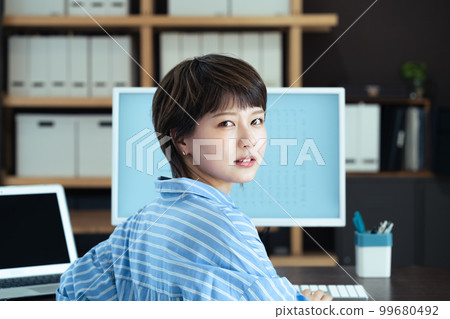 在辦公室工作的年輕女子 99680492