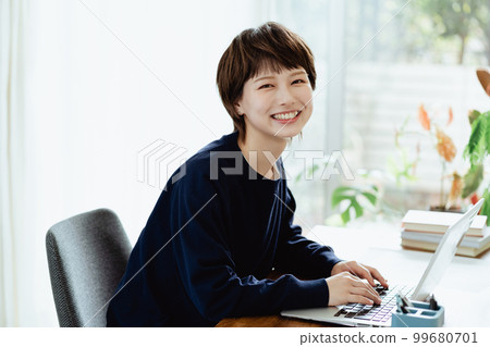 在家工作的年輕女子 99680701