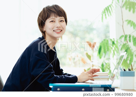 在家工作的年輕女子 99680980