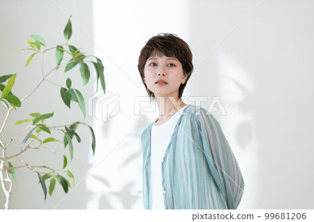 一位擔心紫外線的年輕女子的畫像 99681206