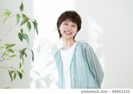一位擔心紫外線的年輕女子的畫像 99681250