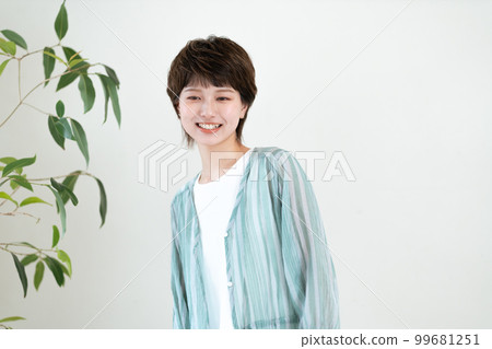 一位擔心紫外線的年輕女子的畫像 99681251