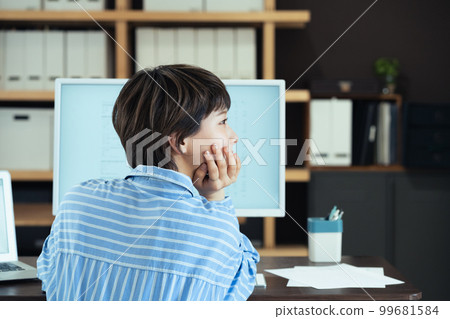 在辦公室工作的年輕女性的簡介 99681584