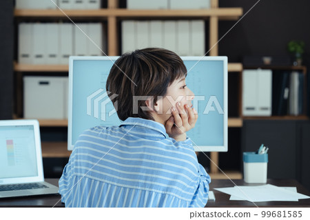 在辦公室工作的年輕女性的簡介 99681585