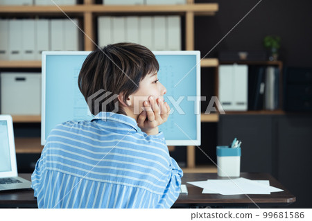 在辦公室工作的年輕女性的簡介 99681586