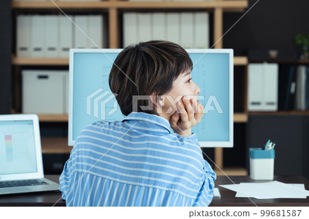 在辦公室工作的年輕女性的簡介 99681587