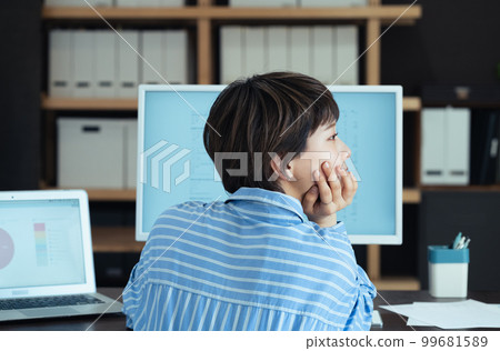 在辦公室工作的年輕女性的簡介 99681589