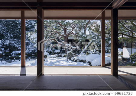 從花鳥殿眺望天台宗青蓮院門跡庭園(京都市東山區) 從花鳥殿眺望天台宗青蓮院門跡庭園(京都市東山區) 99681723