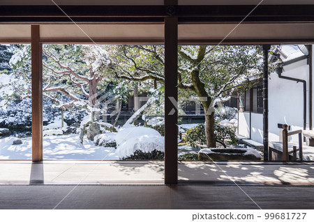 從花鳥殿眺望天台宗青蓮院門跡庭園(京都市東山區) 從花鳥殿眺望天台宗青蓮院門跡庭園(京都市東山區) 99681727