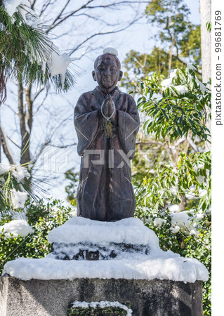 Shoren-in A statue of Shinran Shonin wearing a snow hat 99681769