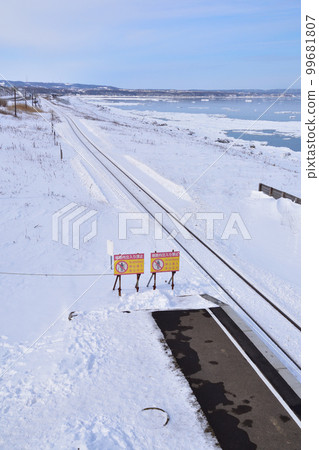 冬季:JR Senmo本線,北濱站附近 冬季:JR Senmo本線,北濱站附近 99681807