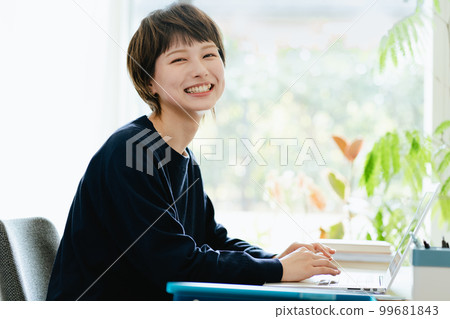 在家工作的年輕女子 99681843