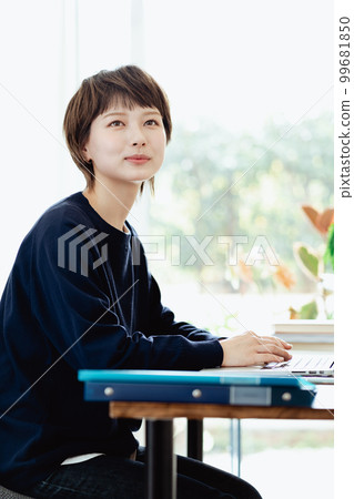 在家工作的年輕女子 99681850