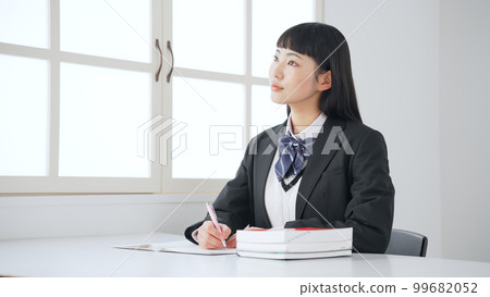 Female student studying, cram school, university entrance exam 99682052