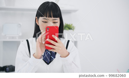 Female students who use smartphones 99682060