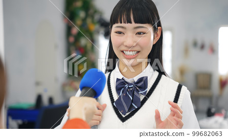 接受采訪的女學生 99682063