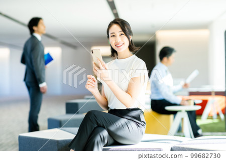 在工作場所工作的婦女拍攝合作:LINK FOREST 在工作場所工作的婦女拍攝合作:LINK FOREST 99682730