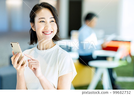 Women working in the working space Shooting cooperation: LINK FOREST 99682732