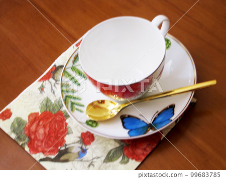 Empty coffeecup standing on wooden table for dark tasty coffee Empty coffeecup standing on wooden table for dark tasty coffee 99683785