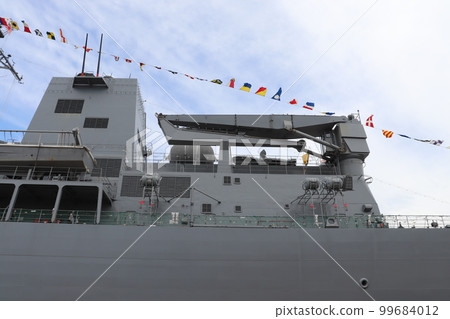 A large crane on the Maritime Self-Defense Force supply ship Mashu 99684012