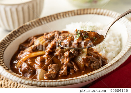 Beef sirloin hayashi rice with slowly stewed tomatoes 99684126