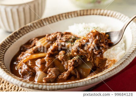 Beef sirloin hayashi rice with slowly stewed tomatoes 99684128