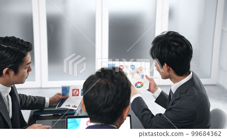 一群正在開會的商務人士 99684362