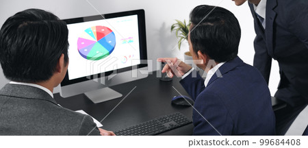 一群正在開會的商務人士 99684408