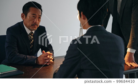 在黑暗的房間裡集體談話審訊偵探 99684410