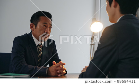 在黑暗的房間裡集體談話審訊偵探 在黑暗的房間裡集體談話審訊偵探 99684411