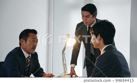 在黑暗的房間裡集體談話審訊偵探 在黑暗的房間裡集體談話審訊偵探 99684413