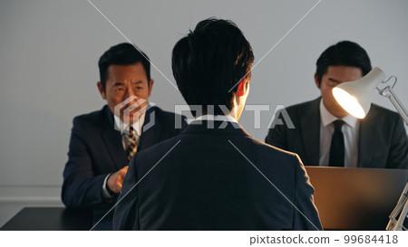 在黑暗的房間裡集體談話審訊偵探 99684418