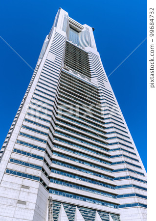 日本橫濱市景櫻木町站前的人氣景點。藍天映襯下的橫濱地標塔 日本橫濱市景櫻木町站前的人氣景點。藍天映襯下的橫濱地標塔 99684732