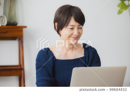 Middle-aged women lifestyle 99684832