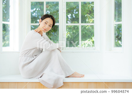 Middle Female Skin Care Middle Female Skin Care 99684874