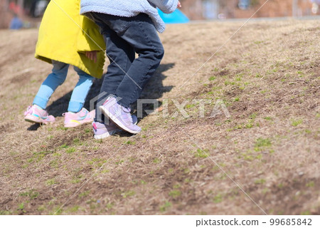 姐妹倆並肩攀崖 姐妹倆並肩攀崖 99685842