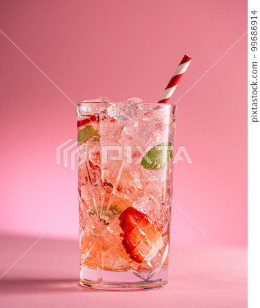 Fresh cocktail with crushed ice and strawberry 99686914