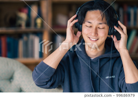 聽音樂的人戴著耳機享受音樂 99686979