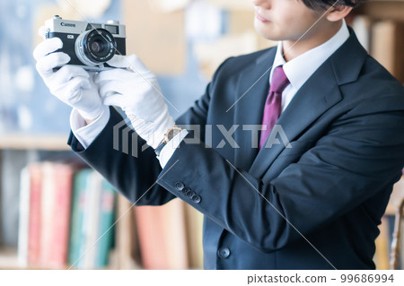 Buyer who specializes in appraising used cameras 99686994