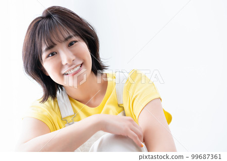 穿著背帶褲的短鮑勃女人 99687361