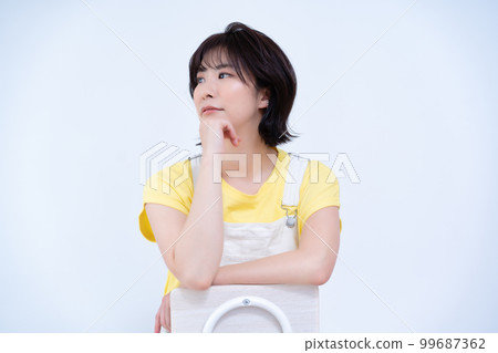 穿著背帶褲的短鮑勃女人 99687362
