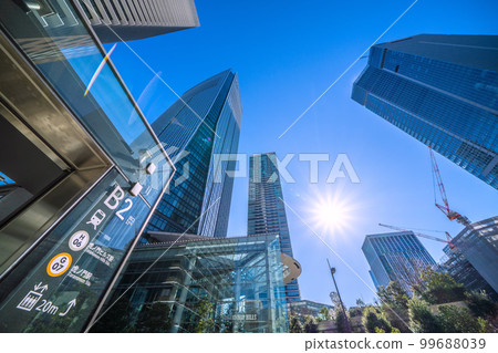 日本東京城市景觀 Toranomon Hills 站塔（Toranomon Hills 站）和 B2 出口 99688039