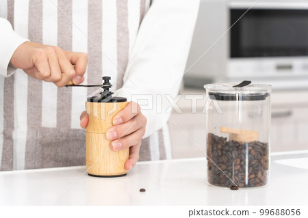 一個 40 多歲的男人磨咖啡豆 99688056