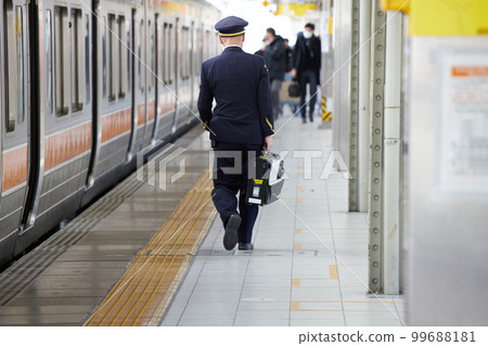 清晨走在名古屋站月台上的站務員背影 清晨走在名古屋站月台上的站務員背影 99688181