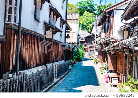 [Important Preservation District for Groups of Traditional Buildings] Tomo-cho: Scenery of an alley in early autumn, part 4, Fukuyama City, Hiroshima Prefecture 99688248