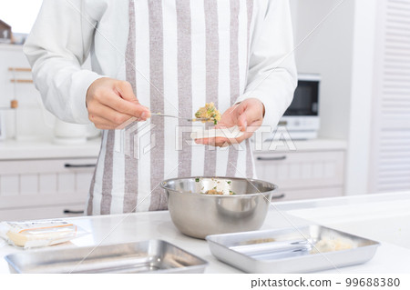 A man in his 40s who makes dumplings at home 99688380