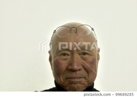 一個留著鬍子的微笑的日本前輩 99689285