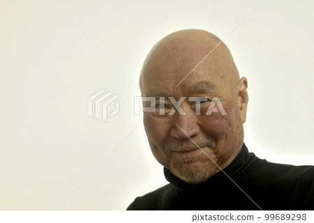 一個留著鬍子的微笑的日本前輩 99689298